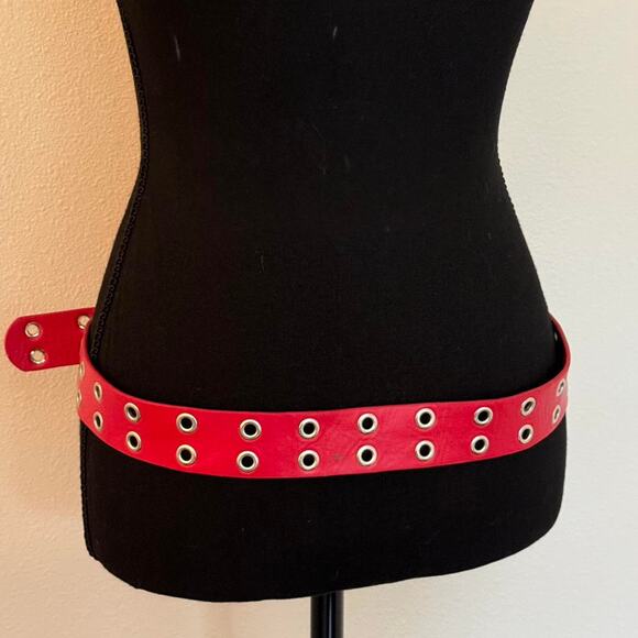 Red grommet belt - Picture 2 of 4